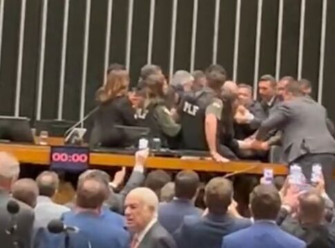 Deputados e polícia legislativa entram em confusão na mesa diretora da Câmara