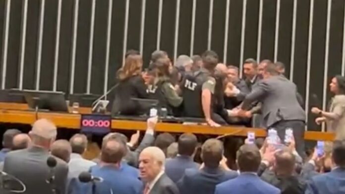Deputados e polícia legislativa entram em confusão na mesa diretora da Câmara