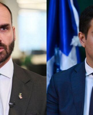 A foto mostra Eduardo Bolsonaro e Alexandre Ramagem, ex-deputados federais de terno e gravata