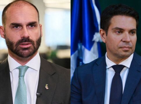 A foto mostra Eduardo Bolsonaro e Alexandre Ramagem, ex-deputados federais de terno e gravata
