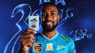 o meio-campista Gerson segurando uma carta do Coringa em arte de anuncia de sua contratação pelo Zenit