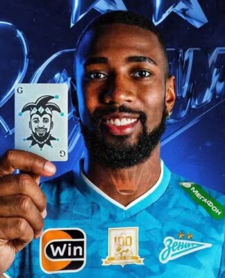 o meio-campista Gerson segurando uma carta do Coringa em arte de anuncia de sua contratação pelo Zenit