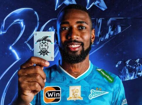 o meio-campista Gerson segurando uma carta do Coringa em arte de anuncia de sua contratação pelo Zenit