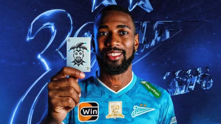 o meio-campista Gerson segurando uma carta do Coringa em arte de anuncia de sua contratação pelo Zenit