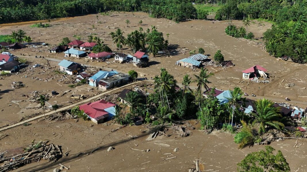 Imagem aérea mostra rastro de lama e casas destruídas por inundação