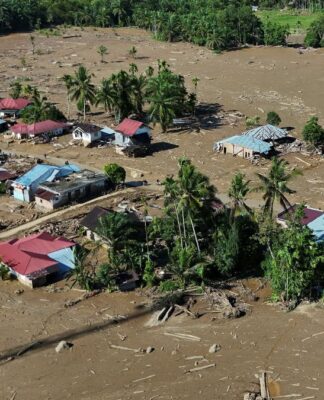 Imagem aérea mostra rastro de lama e casas destruídas por inundação