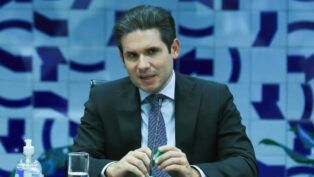 Presidente da Câmara, Hugo Motta fala ao microfone durante sessão