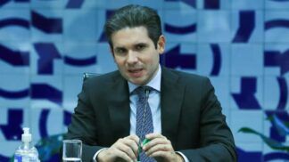 Presidente da Câmara, Hugo Motta fala ao microfone durante sessão