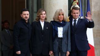 O presidente francês, Emmanuel Macron, e sua esposa, Brigitte Macron, posam para foto ao lado do presidente da Ucrânia, Volodymyr Zelensky, em Paris.