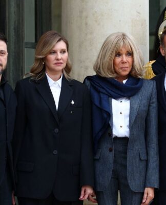 O presidente francês, Emmanuel Macron, e sua esposa, Brigitte Macron, posam para foto ao lado do presidente da Ucrânia, Volodymyr Zelensky, em Paris.