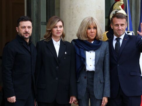 O presidente francês, Emmanuel Macron, e sua esposa, Brigitte Macron, posam para foto ao lado do presidente da Ucrânia, Volodymyr Zelensky, em Paris.