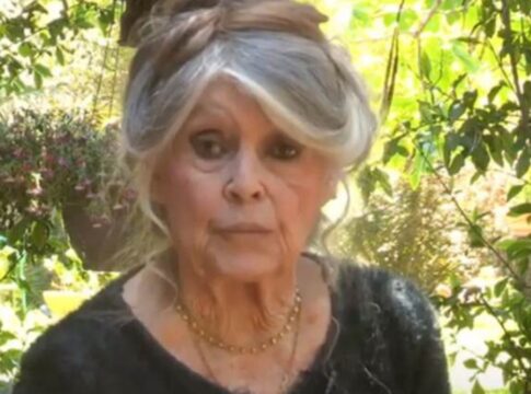 Bardot aparece em trecho de vídeo, com plantas ao fundo