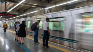 Passageiros aguardam na plataforma pelo metrô