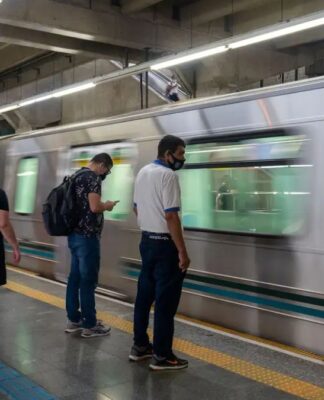 Passageiros aguardam na plataforma pelo metrô
