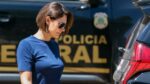 Michelle Bolsonaro caminha à frente de carro da Polícia Federal