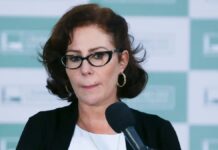 Carla Zambelli fala ao microfone na Câmara dos Deputados