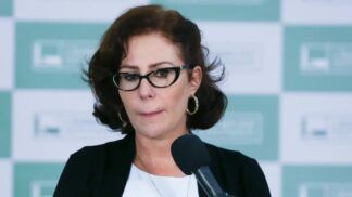 Carla Zambelli fala ao microfone na Câmara dos Deputados