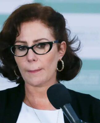 Carla Zambelli fala ao microfone na Câmara dos Deputados