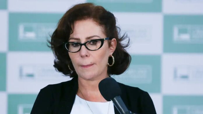 Carla Zambelli fala ao microfone na Câmara dos Deputados