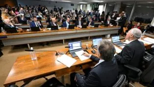 Senadores discutem o assunto em reunião na Comissão de Assuntos Econômicos