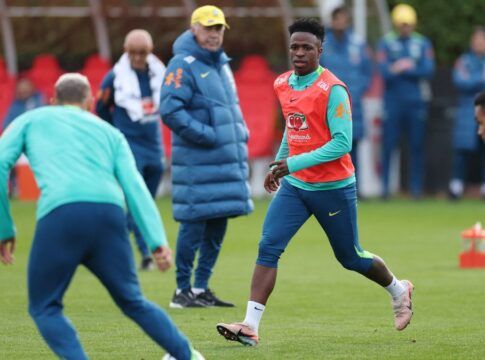 Vinícius Júnior participa de treino, sob os olhares do técnico Carlo Ancelotti ao fundo