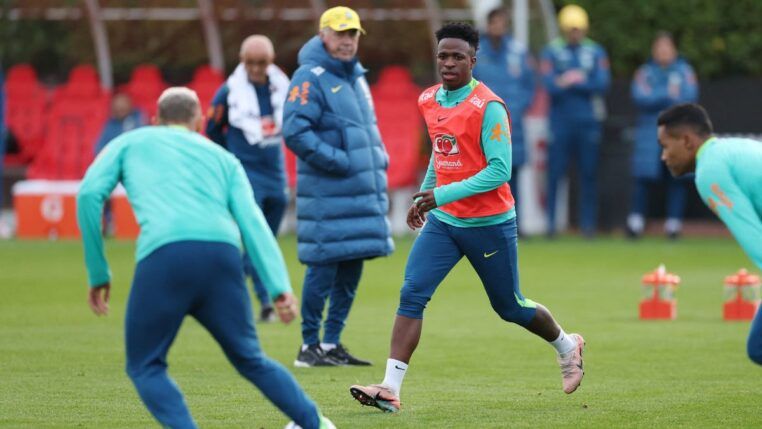 Vinícius Júnior participa de treino, sob os olhares do técnico Carlo Ancelotti ao fundo