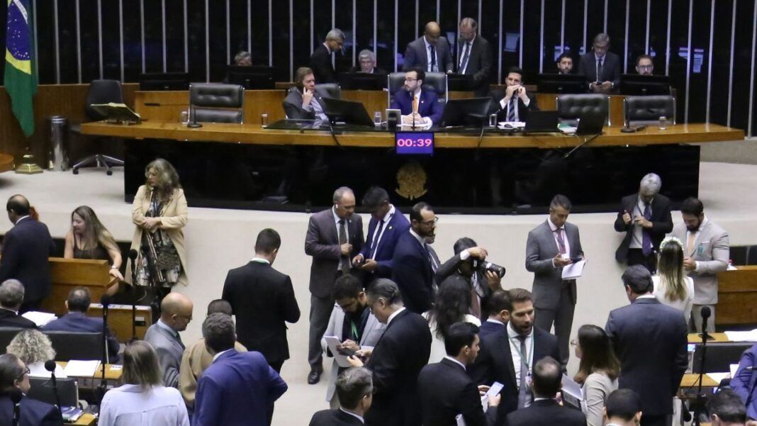 Deputados discutem projetos na Câmara