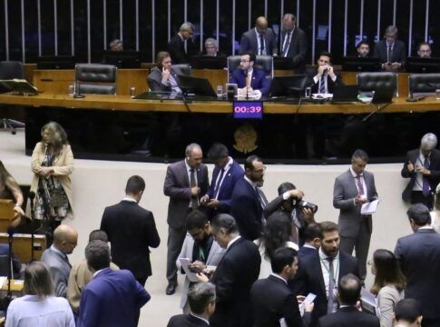 Deputados discutem projetos na Câmara