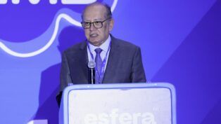 O ministro Gilmar Mendes fala ao microfone em púlpito em evento da Esfera Brasil