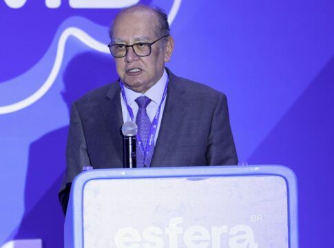 O ministro Gilmar Mendes fala ao microfone em púlpito em evento da Esfera Brasil