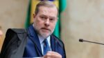 O ministro Dias Toffoli gesticula com as mãos enquanto fala ao microfone no STF