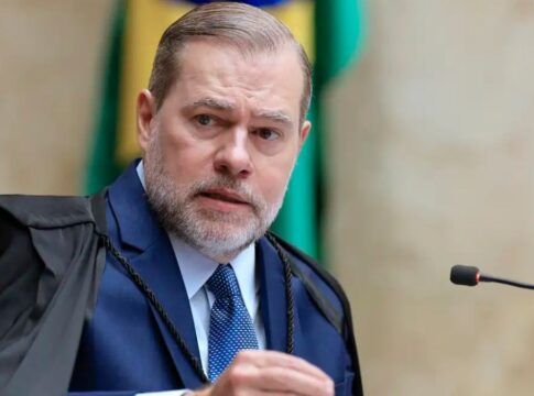 O ministro Dias Toffoli gesticula com as mãos enquanto fala ao microfone no STF