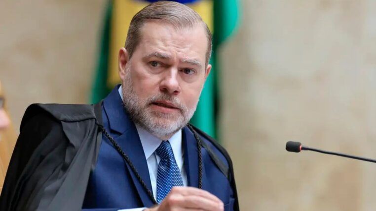 O ministro Dias Toffoli gesticula com as mãos enquanto fala ao microfone no STF