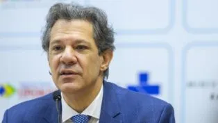 Ministro Fernando Haddad fala ao microfone em evento desta quarta, no Ministério da Fazenda