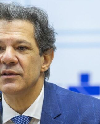 Ministro Fernando Haddad fala ao microfone em evento desta quarta, no Ministério da Fazenda