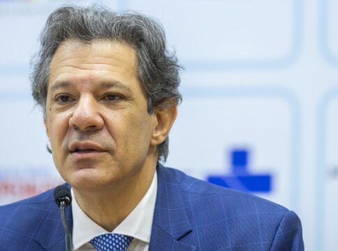 Ministro Fernando Haddad fala ao microfone em evento desta quarta, no Ministério da Fazenda