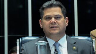 Presidente do Senado, Davi Alcolumbre fala ao microfone na mesa do Senado