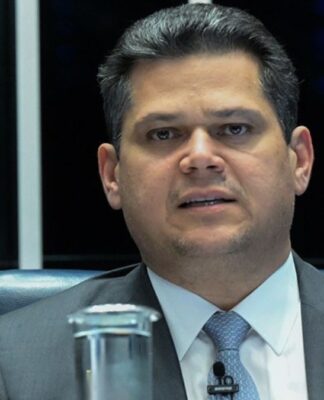 Presidente do Senado, Davi Alcolumbre fala ao microfone na mesa do Senado