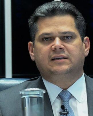 Presidente do Senado, Davi Alcolumbre fala ao microfone na mesa do Senado
