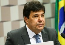 Deputado Mendonça Filho fala ao microfone durante sessão na Câmara dos Deputados