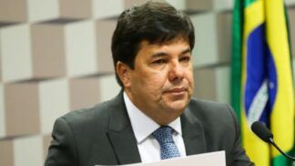 Deputado Mendonça Filho fala ao microfone durante sessão na Câmara dos Deputados