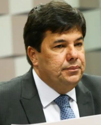 Deputado Mendonça Filho fala ao microfone durante sessão na Câmara dos Deputados