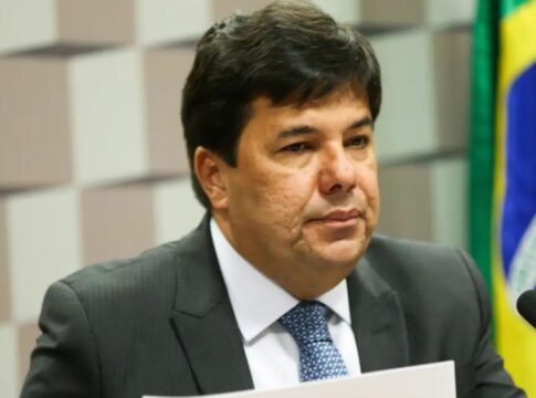 Deputado Mendonça Filho fala ao microfone durante sessão na Câmara dos Deputados