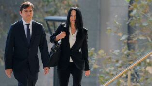 O médico Salvador Plasencia se apresenta à corte federal na companhia de sua advogada.