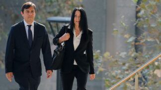 O médico Salvador Plasencia se apresenta à corte federal na companhia de sua advogada.