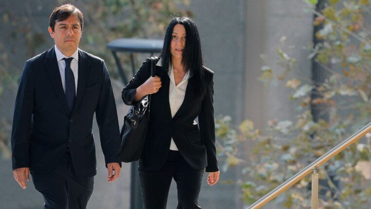 O médico Salvador Plasencia se apresenta à corte federal na companhia de sua advogada.