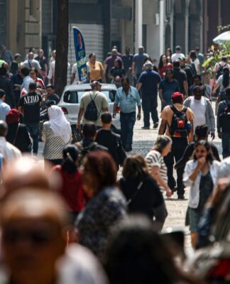 Pessoas andam pelas ruas