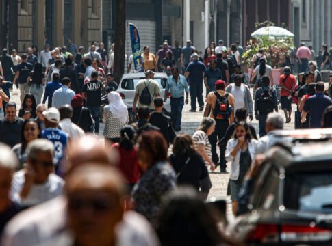 Pessoas andam pelas ruas