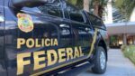 Carro com a inscrição Polícia Federal na lateral
