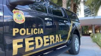 Carro com a inscrição Polícia Federal na lateral